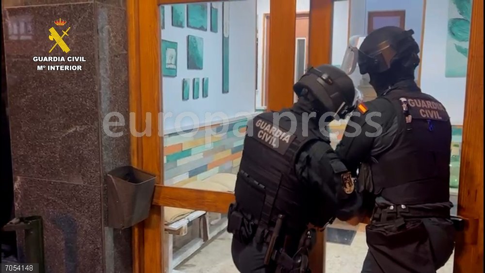 Cuatro detenidos en Torrelavega por más de 120 delitos de sextorsión Detenidas en Torrelavega cuatro personas por más de 120 delitos de sextorsión