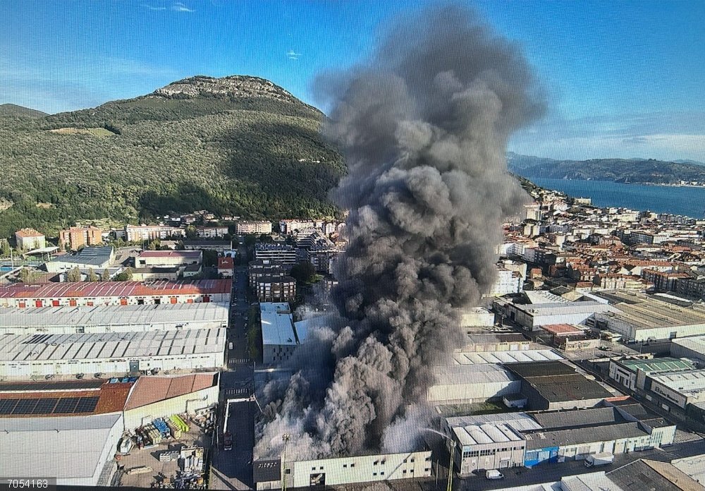 Extinguido el incendio que calcinó Conservas Crespo en Santoña Extinguido el incendio que calcinó Conservas Crespo en Santoña