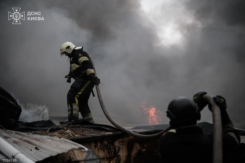 Ucrania.- Ucrania denuncia al menos un muerto y una decena de heridos en un nuevo bombardeo ruso sobre Kiev Imagen de archivo de un bombardeo ruso en Kiev, a 25 de octubre de 2025