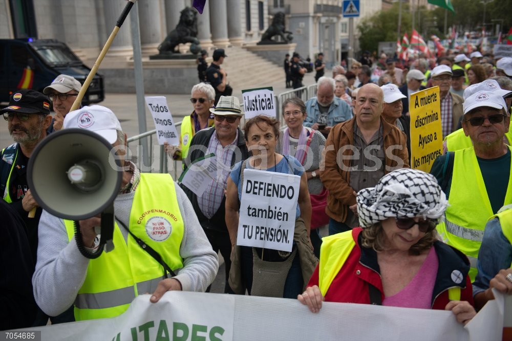 Manifestación en defensa del Sistema Público de Pensiones en Madrid Manifestante porta pancarta con lema 'Defiendo también tu pensión' durante una manifestación en defensa del Sistema Público de Pensiones, a 25 de octubre de 2025, en Madrid (España). La manifestación, convocada por la Confederación General del Trabajo (CGT) y otras organizaciones. La protesta busca reivindicar pensiones dignas, suficientes y públicas para todas las generaciones, recordando que es un derecho de toda la clase trabajadora, jóvenes y jubilados.
