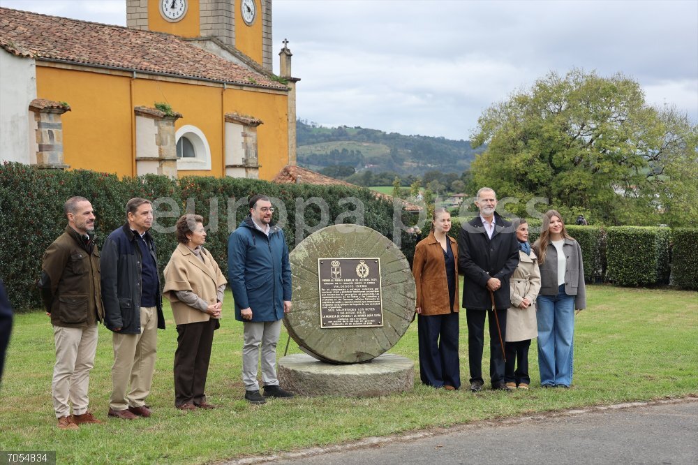 Valdesoto (Siero) es galardonado con el Premio al Pueblo Ejemplar de Asturias 2025
 Los Reyes, la princesa Leonor y la Infanta Sofía durante el acto de entrega del premio al ‘Pueblo Ejemplar de Asturias 2025, a 25 de octubre de 2025, en Valdesoto, Sieto, Asturias (España). El Premio al Pueblo Ejemplar de Asturias 2025 ha sido concedido a la parroquia de Valdesoto, que pertenece al concejo asturiano de Siero.