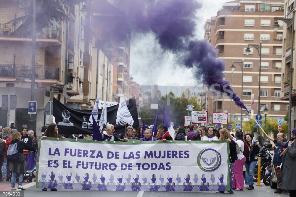 Manifestación feminista en Logroño Manifestantes portan pancarta con lema 'La fuerza de las mujeres es el futuro de todas' durante una manifestación feminista de ámbito nacional, a 25 de octubre de 2025, en Logroño, La Rioja (España). La plataforma feminista estatal 'La Fuerza de las Mujeres es el Futuro de Todas', junto a la asociación riojana 'Kirké. Feministas en Acción' convoca la manifestación para visibilizar la situación de las mujeres en el mundo rural y las denuncias de violencia judicial por parte de algunas víctimas.