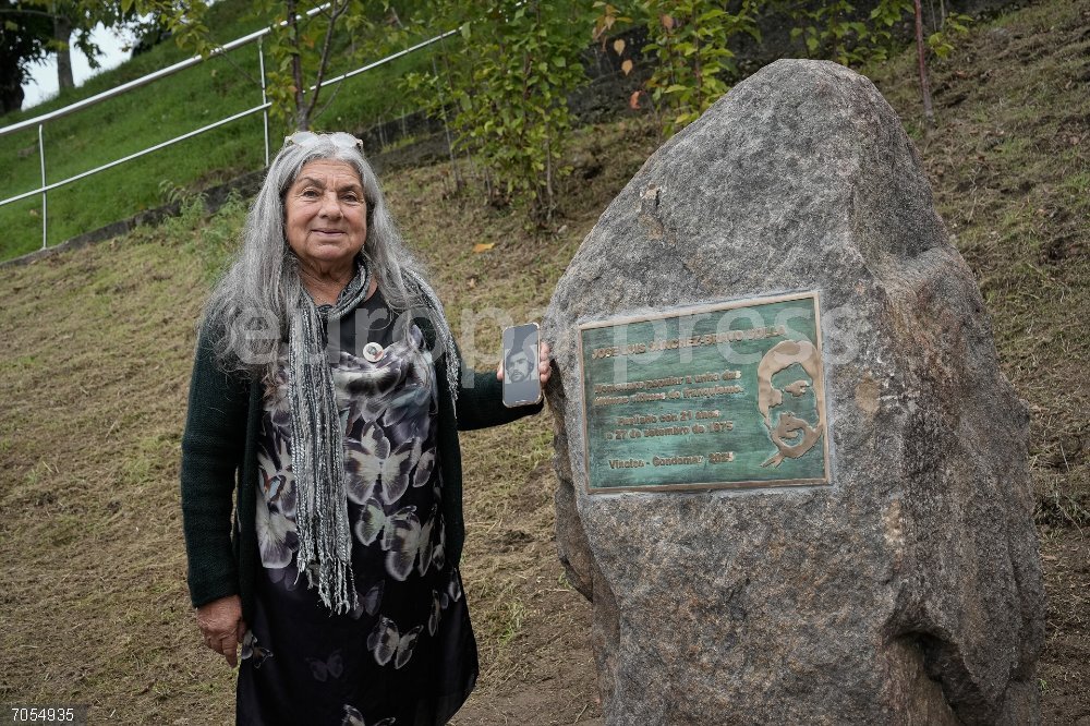 Homenaje a José Luis Sánchez-Bravo Solla en Gondomar (Pontevedra) Victoria Sánchez-Bravo durante un homenaje a su hermano, José Luis Sánchez-Bravo Solla, en Gondomar, a 25 de octubre de 2025, en Gondomar, Pontevedra, Galicia (España). José Luis Sánchez-Bravo Solla fue uno de los 5 últimos presos ejecutados por la dictadura franquista el 27 de septiembre de 1975.