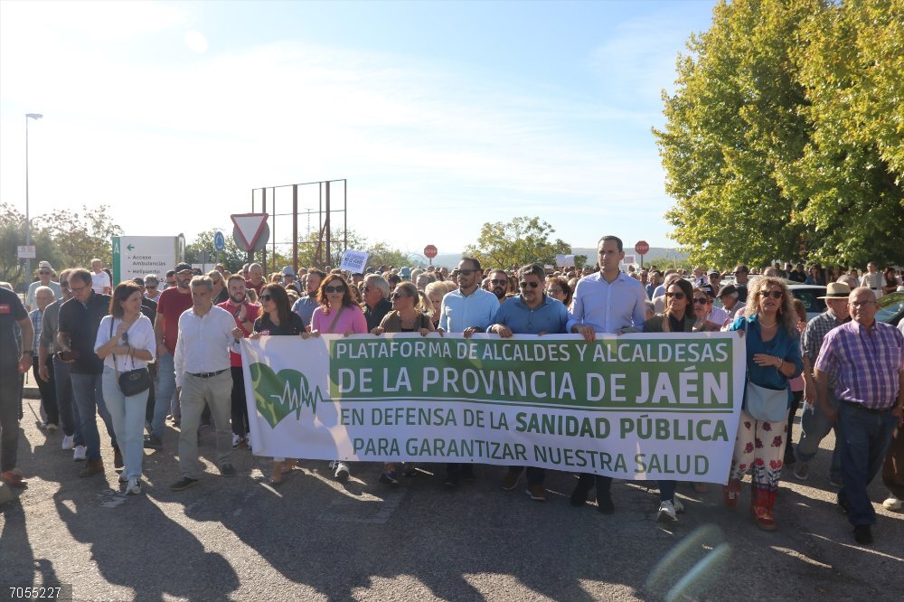 Jaén.- PSOE-A reprocha a la Junta el "expolio" de la sanidad pública andaluza ante la situación del Hospital de Andújar Imagen de la marcha de la Plataforma de Alcaldes y Alcaldesas de la provincia de Jaén.