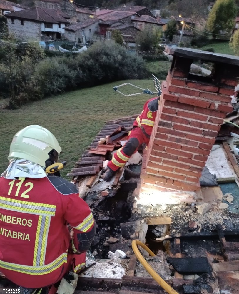 Sofocado un incendio en el tejado de una casa en Polaciones Sofocado un incendio en el tejado de una casa en Polaciones