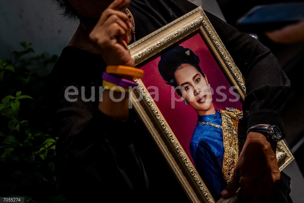 Her Majesty Queen Sirikit of Thailand The Queen Mother Has Passed Away October 25, 2025, Bangkok, Thailand: A woman holds a framed portrait of Her Majesty Queen Sirikit, the Queen Mother, outside Chulalongkorn Hospital in Bangkok following the announcement of her passing the previous evening. Thais gathered in front of Chulalongkorn Hospital in Bangkok to pay tribute to Her Majesty Queen Sirikit, the Queen Mother, who passed away on October 24, 2025, at 9:21 p.m..Tears, royal portraits, and prayers filled the air in a moving display of loyalty and affection toward the 'Mother of the Nation',Image: 1047999325, License: Rights-managed, Restrictions: , Model Release: no, Credit line: Ploy Phutpheng / Zuma Press / ContactoPhoto
Editorial licence valid only for Spain and 3 MONTHS from the date of the image, then delete it from your archive. For non-editorial and non-licensed use, please contact EUROPA PRESS.
