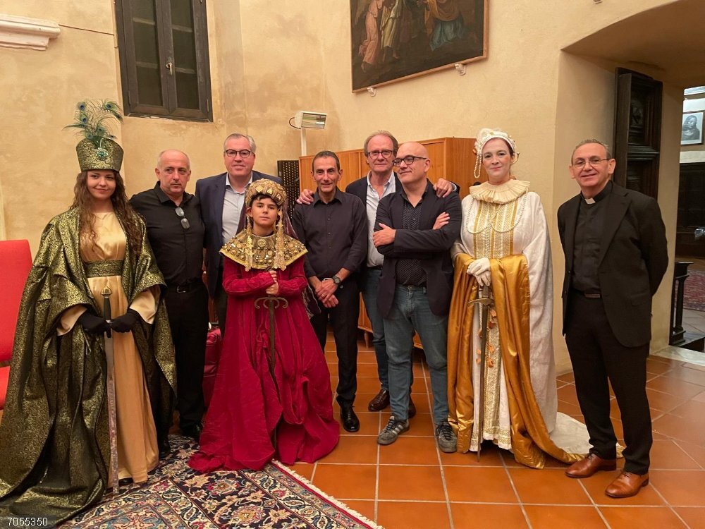 Nadia Akaarir, con el canónigo de la Seu, monseñor Pere Oliver, el director de la Capella de la Seu, Joan Company, y los representantes de las catedrales de Barcelona y Valencia Nadia Akaarir, con el canónigo de la Seu, monseñor Pere Oliver, el director de la Capella de la Seu, Joan Company, y los representantes de las catedrales de Barcelona y Valencia