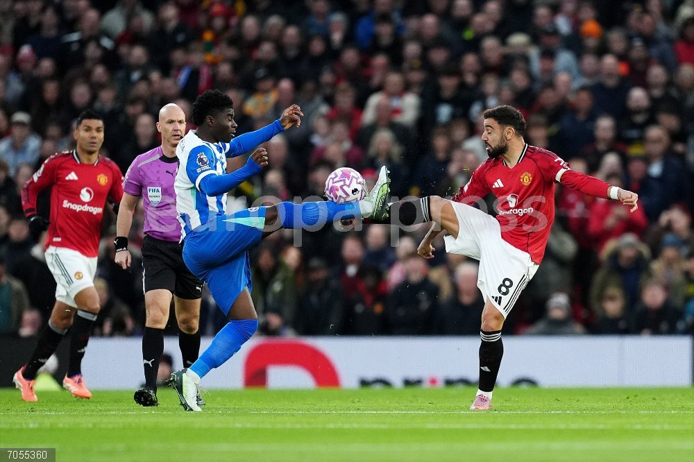 England Premier League-Manchester United vs Brighton&Hove Alibon 25 October 2025, United Kingdom, Manchester: Manchester United's Bruno Fernandes (R) and Brighton and Hove Albion's Carlos Baleba battle for the ball during the English Premier League soccer match between Manchester United and Brighton and Hove Albion at Old Trafford. Photo: Martin Rickett/PA Wire/dpa