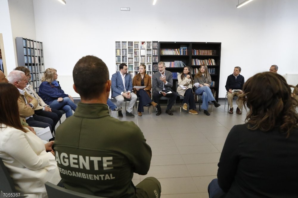 Los Reyes se han reunido este sábado con alcaldes de municipios afectados por incendios en Asturias El presidente del Principado de Asturias, Adrián Barbón, ha participado en la reunión que los reyes, la Princesa de Asturias y la infanta Sofía han mantenido con los alcaldes y alcaldesas de los concejos afectados por los incedios del pasado verano.