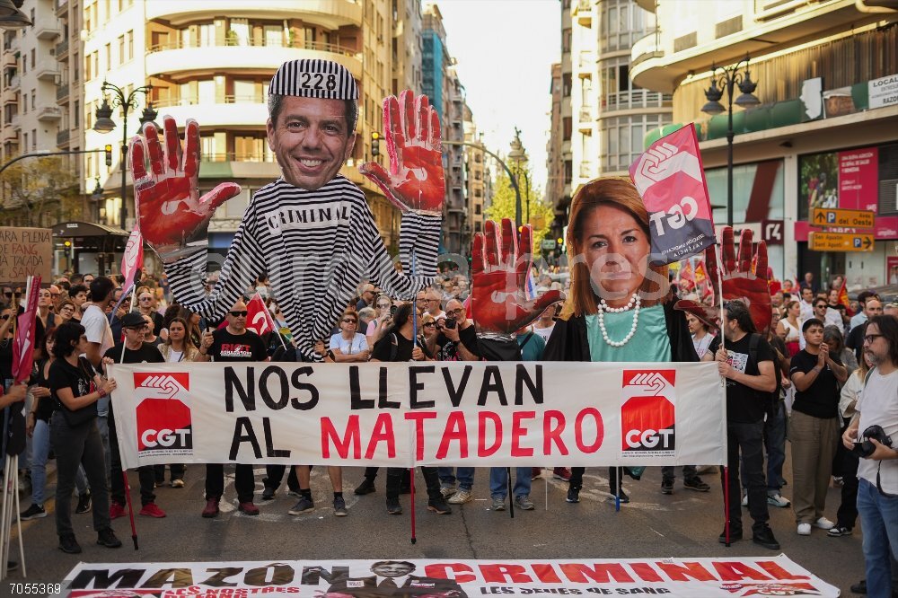 Manifestación contra la gestión de Mazón durante la dana (Valencia) Varias personas con pancartas, y un cartel de Mazón con las manos rojas, durante una manifestación para  reclamar la dimisión del president de la Generalitat, Carlos Mazón, por su gestión de la dana, a 25 de octubre de 2025, en Valencia, Comunidad Valenciana (España). La manifestación está convocada por 200 entidades cívicas, sociales y sindicales de la Comunitat Valenciana, los comités locales de emergencia y reconstrucción (CLER) y el Acord Social Valencià, junto a las asociaciones de víctimas de la dana, que el pasado 29 de octubre de 2024 dejó 229 víctimas mortales en la provincia de Valencia.