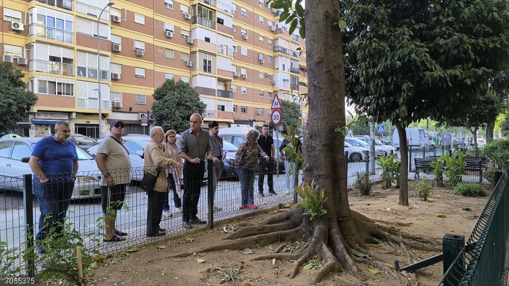 Sevilla.-El PSOE critica el retraso de la "obra estrella" en Santa Aurelia y el abandono de la barriada El portavoz del grupo municipal socialista, Antonio Muñoz, en Santa Aurelia.