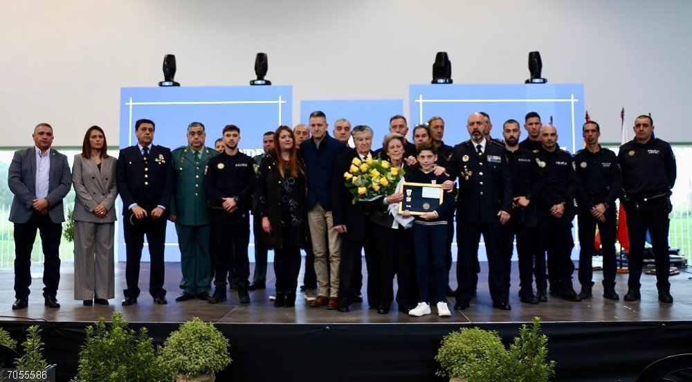 Bezana entrega a título póstumo la Medalla al Mérito Policial a Álvaro Fernández Bezana entrega a título póstumo la Medalla al Mérito Policial a Álvaro Fernández