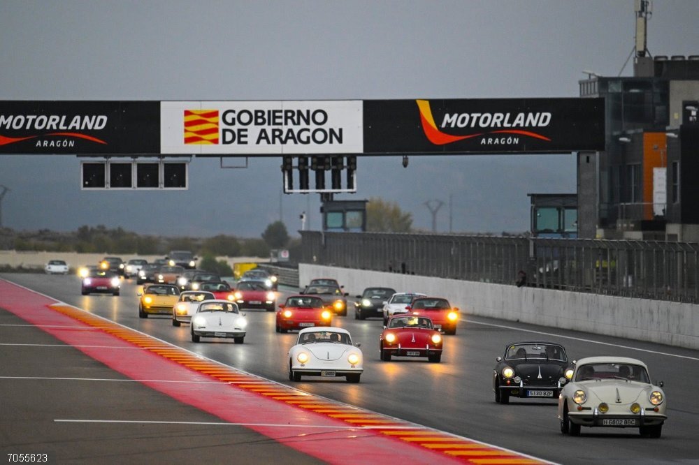 El MotorLand Classic Festival vive un sábado de pura nostalgia antes de la esperada Parade del domingo Espectáculo de los Porsche clásicos este sábado en el circuito de MotorLand Aragón.