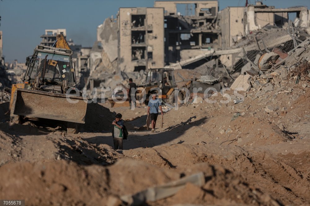 O.Próximo.- Israel autoriza la entrada de especialistas egipcios para buscar cuerpos de rehenes en Gaza October 25, 2025, Gaza City, Gaza Strip, Palestinian Territory: Palestinians inspect their destroyed homes and neighborhoods in the Tel al-Hawa area, south of Gaza City, after the Israeli forces withdrew and a ceasefire was declared. Residents assess the extensive damage to homes and infrastructure in the area. Gaza City, Gaza Strip, October 24, 2025