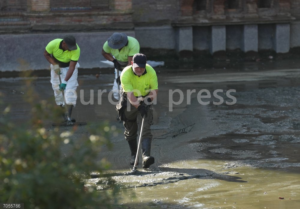 Los trabajos de limpieza de la ría de la Plaza de España de Sevilla afrontan su recta final Imágenes de los trabajos de limpieza de la ría de la Plaza de España de Sevilla afrontan su recta final, a 25 de octubre de 2025 en Sevilla (Andalucía, España). Las labores de limpieza de la ría de la Plaza de España encaran su última fase. En este sentido, está previsto que finalicen la próxima semana, si bien, el llenado no se realizará hasta que acaben los trabajos en su balaustrada. La Gerencia Municipal de Urbanismo y Medio Ambiente (GUMA), encargada de ejecutar el proyecto, comenzó estas actuaciones el pasado 14 de octubre, en coordinación con Parques y Jardines.