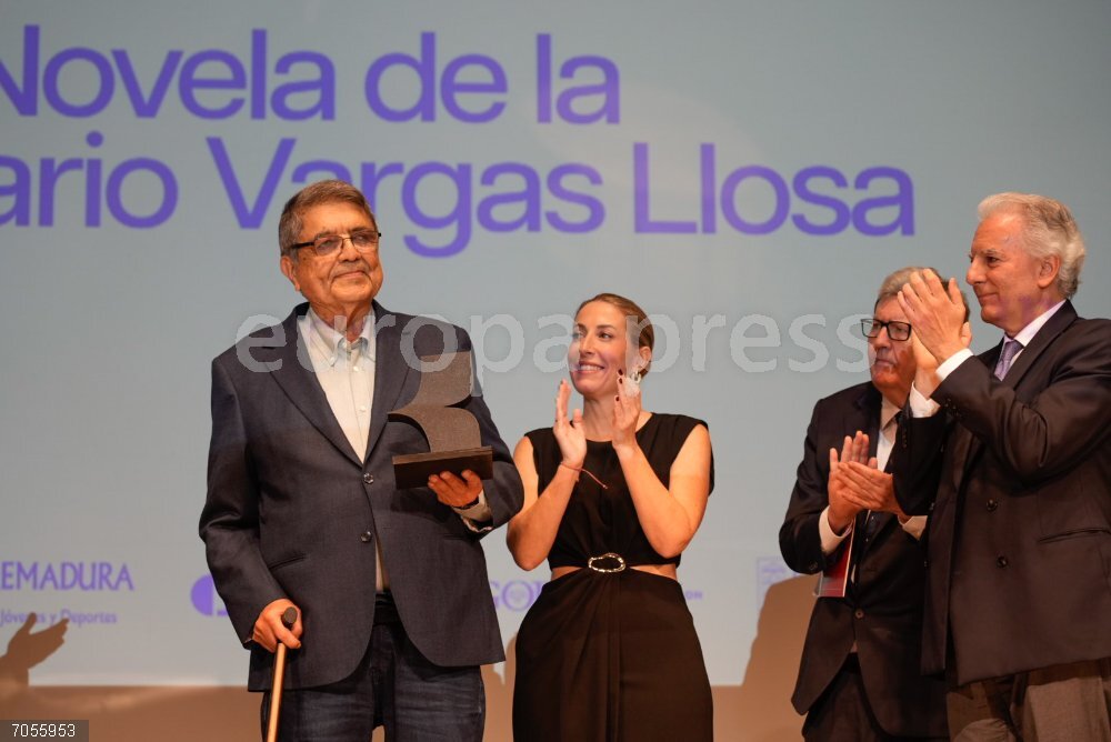 Guardiola clausura de la VI Bienal de Novela Mario Vargas Llosa (Cáceres) La presidenta de la Junta de Extremadura, María Guardiola, le entrega el premio al nicaragüense Sergio Ramírez (i), por ‘El caballo dorado’, en la VI Bienal de Novela Mario Vargas Llosa, en el Gran Teatro, a 25 de octubre de 2025, en Cáceres, Extremadura (España). Impulsada por la Cátedra Vargas Llosa desde 2014, la Bienal nació con el objetivo de proyectar la literatura en lengua española a nivel internacional. Tras sus primeras ediciones en Lima (Perú)  y Guadalajara (México), se celebra por primera vez en Extremadura.