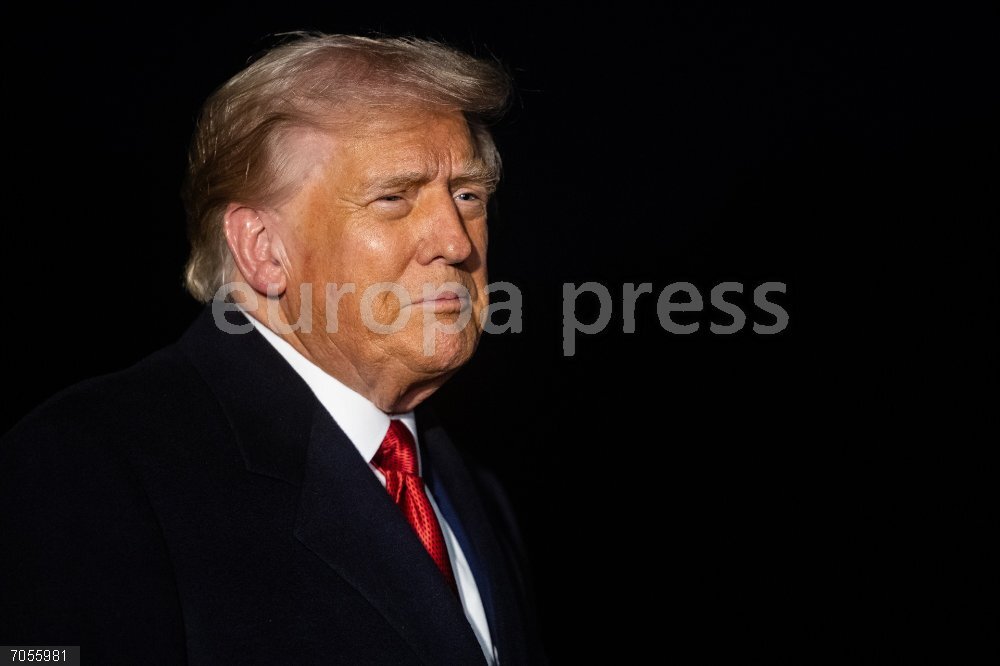 Trump Departs For Asia October 24, 2025, Washington, District Of Columbia, USA: United States President Donald J Trump speaks with reporters as he prepares to board Marine One on the South Lawn of the White House in Washington, DC, USA, October 24, 2025. The President is embarking on a three nation trip to Asia, where he hopes to sign economic and mineral agreements with US trading partners and meet President Xi Jinping of China
