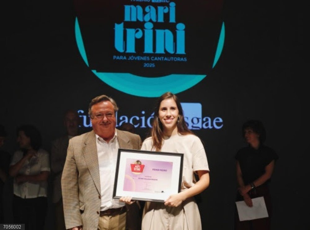 Ester Vallejo recoge el primer premio del certamen de SGAE Mari Trini para jóvenes cantautoras, de manos de Gonzalo Pérez-Miravete, hermano de Mari Trini. Ester Vallejo recoge el primer premio del certamen de SGAE Mari Trini para jóvenes cantautoras, de manos de Gonzalo Pérez-Miravete, hermano de Mari Trini.