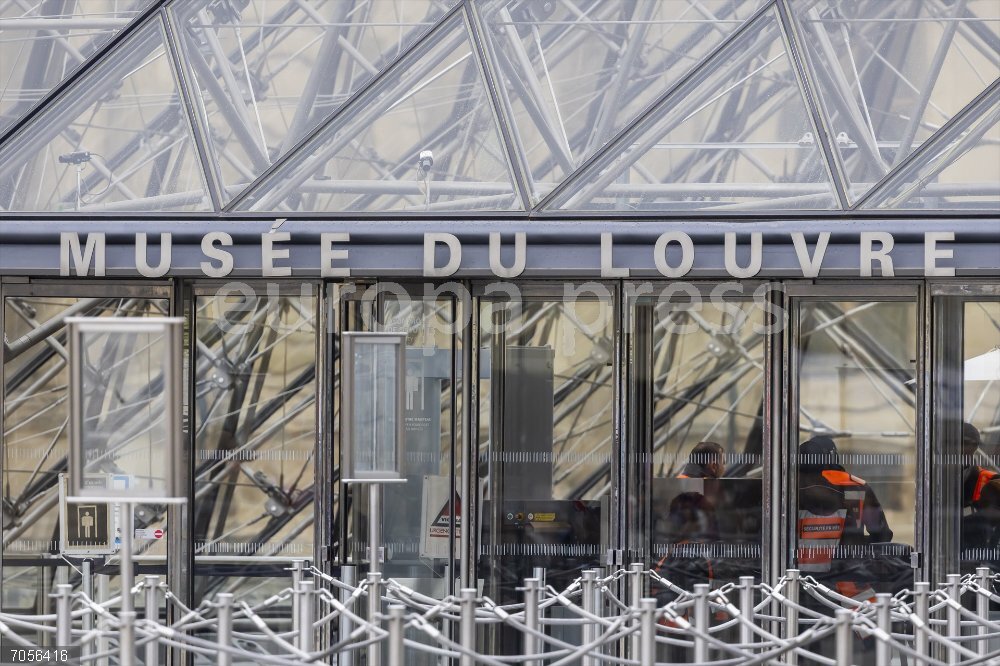 View Of Louvre Museum. October 20, 2025, Paris, France, France: Paris, France October 20, 2025 - People walk past the Louvre Museum. France's Culture Minister, Rachida Dati, announced the closure of the world-famous art museum on X due to the robbery taking place just after the Louvre opened to the public. It is being reported that millions of pound with of historic jewellery belonging to Napoleon and Empress Josephine has been stolen...MUSEE DU LOUVRE, ILLUSTRATION, VOL, CRIME, GENERIQUE, SITE TOURISTIQUE, TOURISME, FERMETURE, VIDE.
