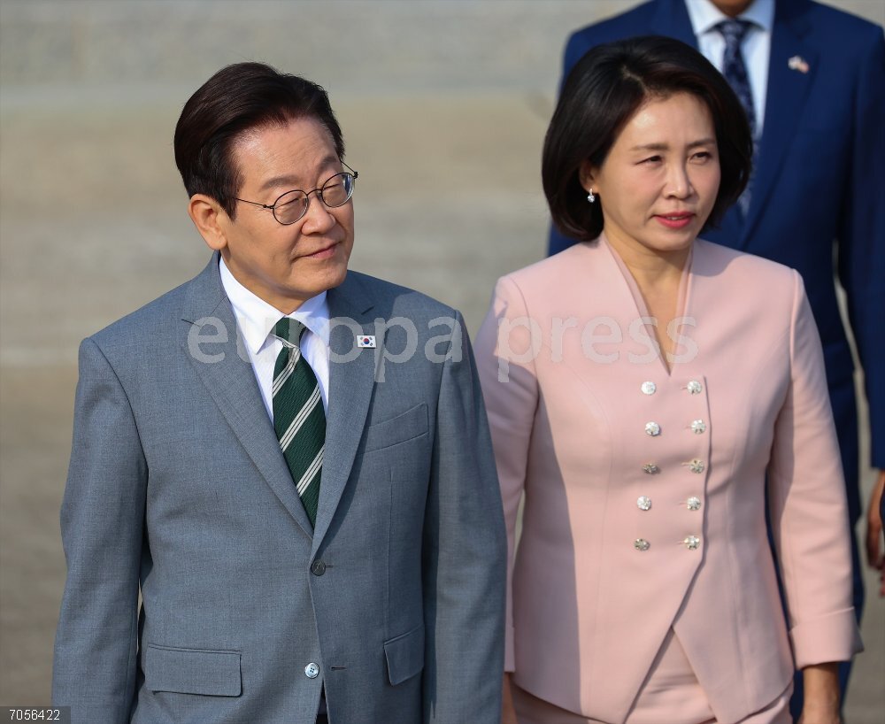 South Korean President Lee departs for ASEAN summit 26 October 2025, South Korea, Seoul: South Korean President Lee Jae Myung (L) and first lady Kim Hye-kyung head to board the presidential plane at Seoul Air Base in Seongnam, south of Seoul, on Oct. 26, 2025, to attend the Association of Southeast Asian Nations summit in Kuala Lumpur, Malaysia. Photo: -/YNA/dpa