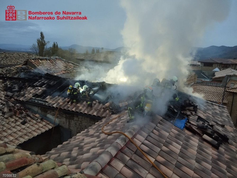 Sucesos.- Un incendio de chimenea calcina el tejado de una vivienda en Lerga Los bomberos trabajan para extinguir el incendio de chimenea en una vivienda en Lerga.