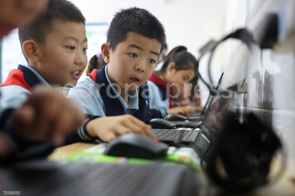 ONU.- Sesenta y cinco países firman en Vietnam el primer tratado de la ONU contra los delitos informáticos ZHANGXIAN, Sept. 10, 2025  -- Children attend an AI-themed lecture at a computer classroom at Yanchuan school of Zhangxian County, Dingxi City of northwest China's Gansu Province, on Sept. 10, 2025.
  With computers donated by Lenovo and volunteers of the company, a computer classroom was built up at Yanchuan school of Zhangxian County. 
  During a public welfare event held at the school on Wednesday, students and faculty were able to dip themselves into the realm of AI technology via a lecture designed by experts of Lenovo.