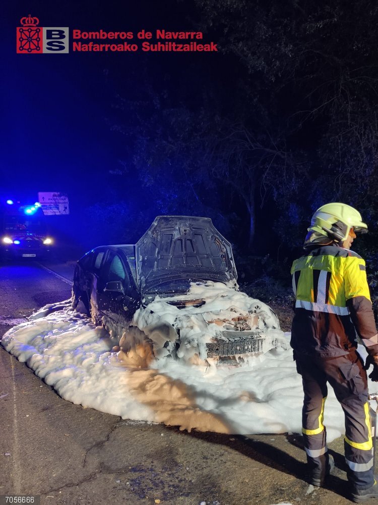 Sucesos.- Herido leve tras salirse de la vía y chocar contra un muro en Villatuerta Un bombero junto al vehículo accidentado.