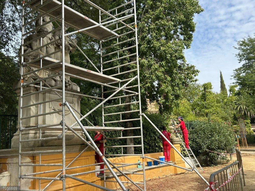 Sevilla.-El Ayuntamiento restaura el conjunto escultórico de la Glorieta de Covadonga, de Valera y Brackenbury Trabajos municipales de restauración del conjunto de la Glorieta de Covadonga, en el Parque de María Luisa.