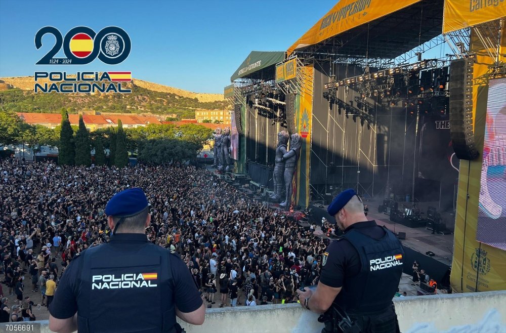 La Policía Nacional recuerda que un 'dron' no es un juguete y advierte de las consecuencias de volarlo ilegalmente Dos agentes de Policía Nacional manejan drones en el Festival Rock Imperium