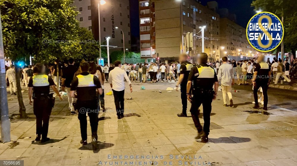 Sevilla.-Sucesos.-La Policía Local disuelve 16 botellonas e inspecciona 17 establecimientos Agentes de la Policía Local de Sevilla interviniendo en una botellona en la vía pública.