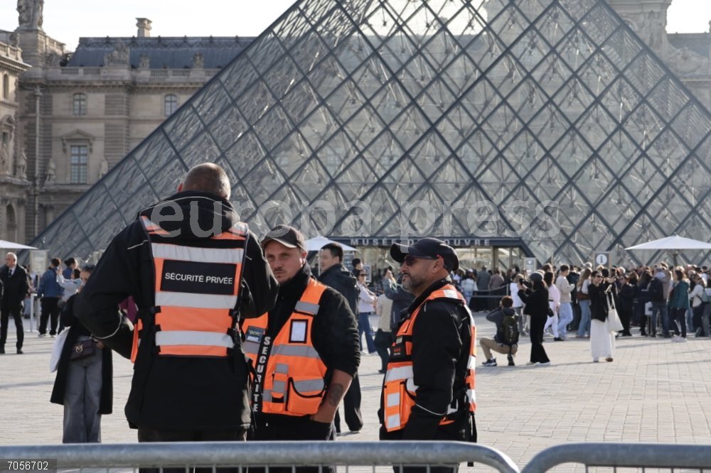 Francia.- La Policía francesa detiene a dos presuntos ladrones del Museo del Louvre PARIS, Oct. 22, 2025  -- Security personnel patrol outside the Louvre Museum in Paris, France, Oct. 22, 2025. The Louvre Museum reopened to visitors on Wednesday morning, three days after a jewelry theft that caused extensive losses.
