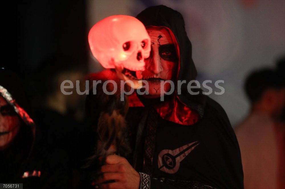 El QuiMedo,  la fiesta de terror gallega en Quiroga (Lugo) V edición del QuiMedo, la festa do terror galega, a 25 de octubre de 2025, en Quiroga, Lugo, Galicia (España). El QuiMedo consiste en una ruta o túnel del terror inmersivo que cuenta con la participación de más de 100 voluntarios y que recorre el centro urbano de Quiroga y Pacios de Mondelo. A lo largo del itinerario, los participantes atraviesan ocho casas tematizadas, cada una con ambientaciones diferentes como El taller de la muerte?, La monja? o El infierno?, decoradas para provocar miedo de manera interactiva.