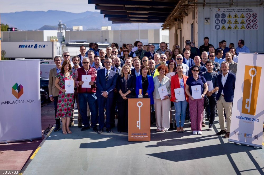 La alcaldesa de Granada, Marifrán Carazo, junto a representantes del sector agroalimentario granadino. La alcaldesa de Granada, Marifrán Carazo, junto a representantes del sector agroalimentario granadino.