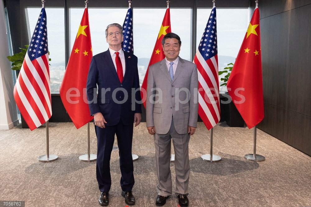 FOCUS | China, U.S. hold economic, trade talks in Kuala Lumpur KUALA LUMPUR, Oct. 26, 2025  -- Chinese Vice Premier He Lifeng, also a member of the Political Bureau of the Communist Party of China Central Committee, poses for a photo with U.S. Treasury Secretary Scott Bessent prior to their talks in Kuala Lumpur, Malaysia, Oct. 25, 2025. The Chinese and U.S. delegations convened on Saturday and Sunday for talks on economic and trade issues in Kuala Lumpur.