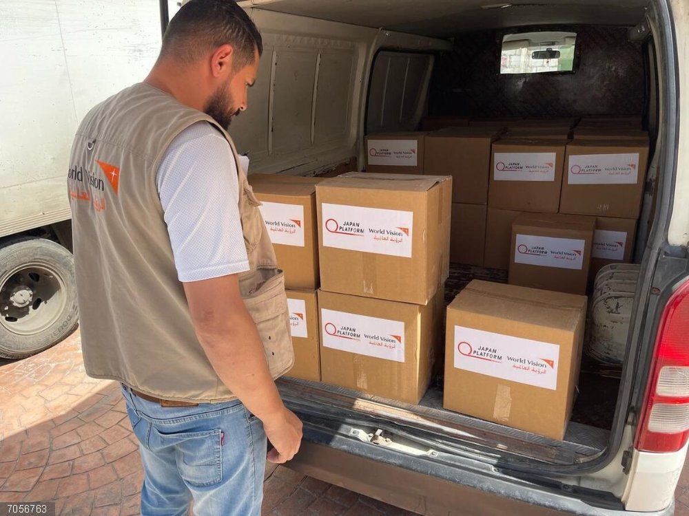 World Vision urge a la comunidad internacional a atender las necesidades de 1,4 millones de niños en Líbano Fatima and Tarek, two parents displaced by conflict, receive vital food assistance at a distribution site in South Lebanon.