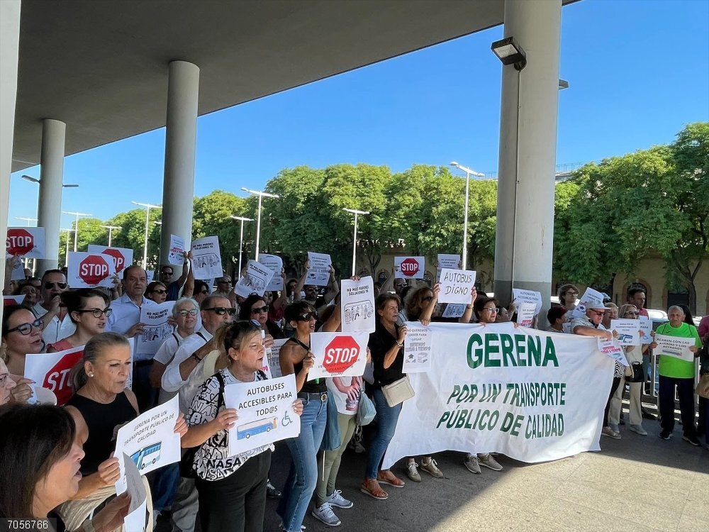 Manifestación de los vecinos de Gerena por las líneas de autobuses frente a la Estación de Plaza de Armas de Sevilla Manifestación de los vecinos de Gerena por las líneas de autobuses frente a la Estación de Plaza de Armas de Sevilla