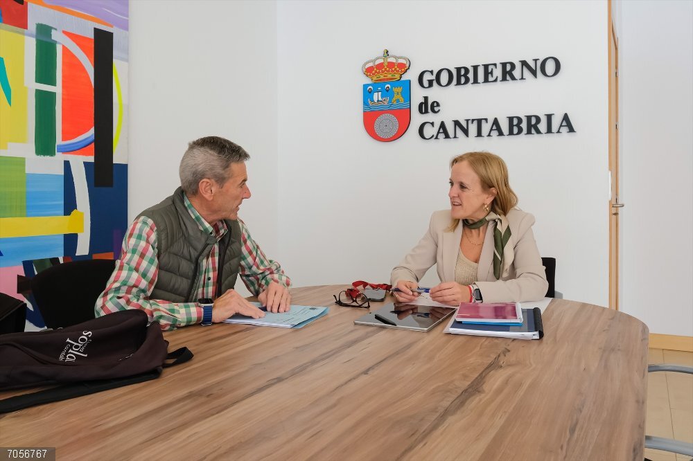 Presidencia destinará 220.000 euros a dotar a 72 ayuntamientos de guías de respuesta ante incendios forestales Urrutia y Cuesta durante la reunión