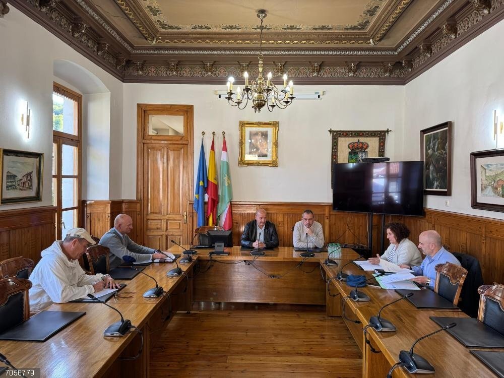 El Principado concede 150.000 euros en ayudas a las Oficinas Municipales de Información al Consumidor Imagen de archivo de la última reunión mantenida con el Ayuntamiento de Aller para abordar la  creación de una OMIC en ese concejo.
