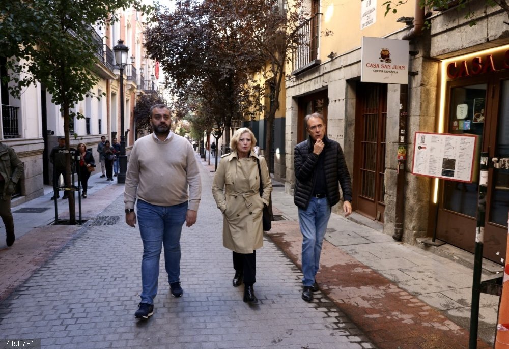 La delegada de Obras y Equipamientos, Paloma García Romero, acompañada del concejal de Centro, Carlos Segura, visita la plaza de Matute La delegada de Obras y Equipamientos, Paloma García Romero, acompañada del concejal de Centro, Carlos Segura, visita la plaza de Matute