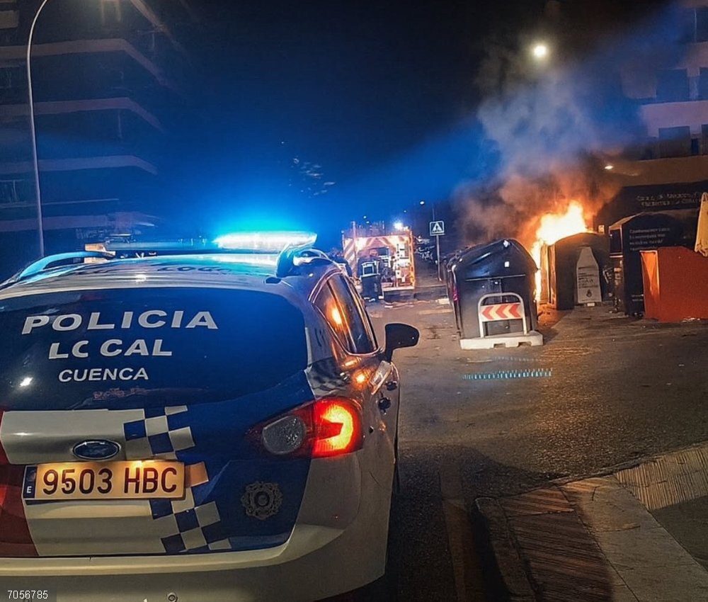 Sucesos.- Bomberos y Policía local de Cuenca sofocan un incendio en un contenedor de Princesa Zaida Bomberos y Policía local de Cuenca sofocan un incendio en un contenedor de Princesa Zaida