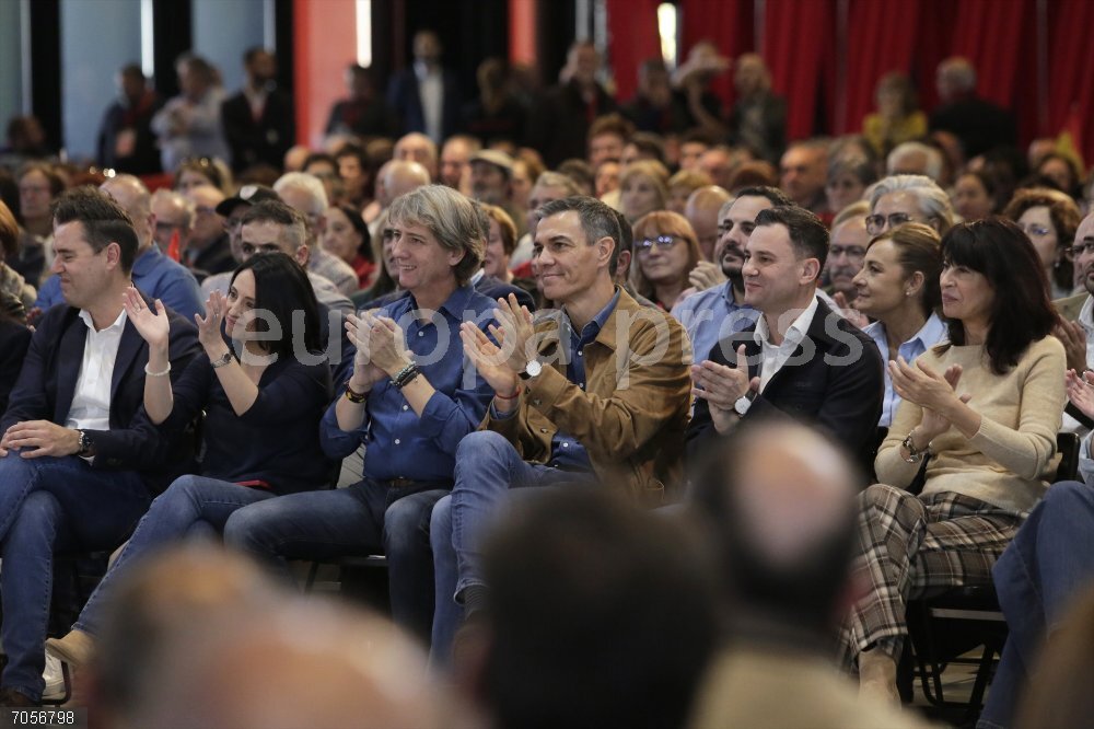 Sánchez cierra jornadas sobre Fondos Next Generation en Castilla y León (I-D) La secretaria de Organización y Acción Electoral del PSOE, Rebeca Torró Soler, el secretario general del PSOE de Castilla y León y candidato a la Presidencia de la Junta, Carlos Martínez Mínguez, el secretario general del PSOE y presidente del Gobierno, Pedro Sánchez, el secretario general del PSOE de León, Javier Alfonso Cendón, y la ministra de Igualdad, Ana Redondo, durante el cierre de las jornadas ‘Atrévete a construir el futuro. Los Fondos Next Generation, motor de crecimiento en Castilla y León’, en el Palacio de Exposiciones de León, a 26 de octubre de 2025, en León, Castilla y León (España). Las jornadas son un espacio de diálogo abierto en el que se reivindican las oportunidades que ofrecen los fondos europeos Next Generation como motor de cambio de la región.