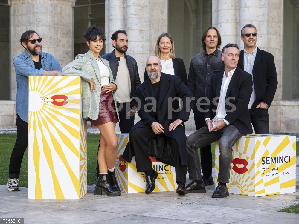 La película ‘Golpes’ se estrena mundialmente en la Seminci 2025 El director Rafael Cobos (3d), los actores Luis Tosar (c), Jesús Carroza (3i) y Teresa Garzón (2i), el guionista Fernando Navarro (1i) y los productores Emma Lustres (5i), Borja Pena (2d), Daniel Pérez Astiárraga (d) posan en la Foto del Día en la 70ª edición de la Seminci en el Teatro Calderón, a 26 de octubre de 2025, en Valladolid, Castilla y León (España). La Semana Internacional de Cine de Valladolid (SEMINCI) 2025 proyecta 224 películas procedentes de 56 países, con 29 estrenos mundiales y 103 nacionales y un centenar de coloquios con cineastas y público.