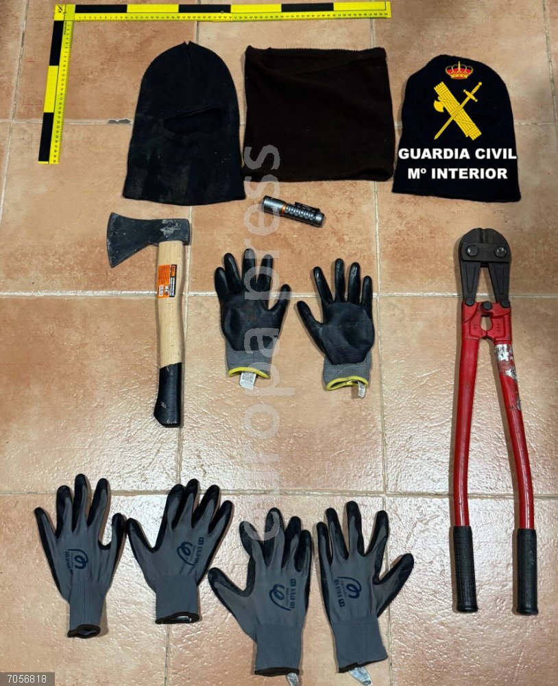 Sucesos.- Detenidos 'in fraganti' tres individuos cuando iban a cometer un robo en una obra de Porreres La Guardia Civil interviene pasamontañas, guantes, linternas, un hacha y una cizalla a tres individuos detenidos al ser pillados 'in fraganti' cuando iban a cometer un robo en una obra en Porreres