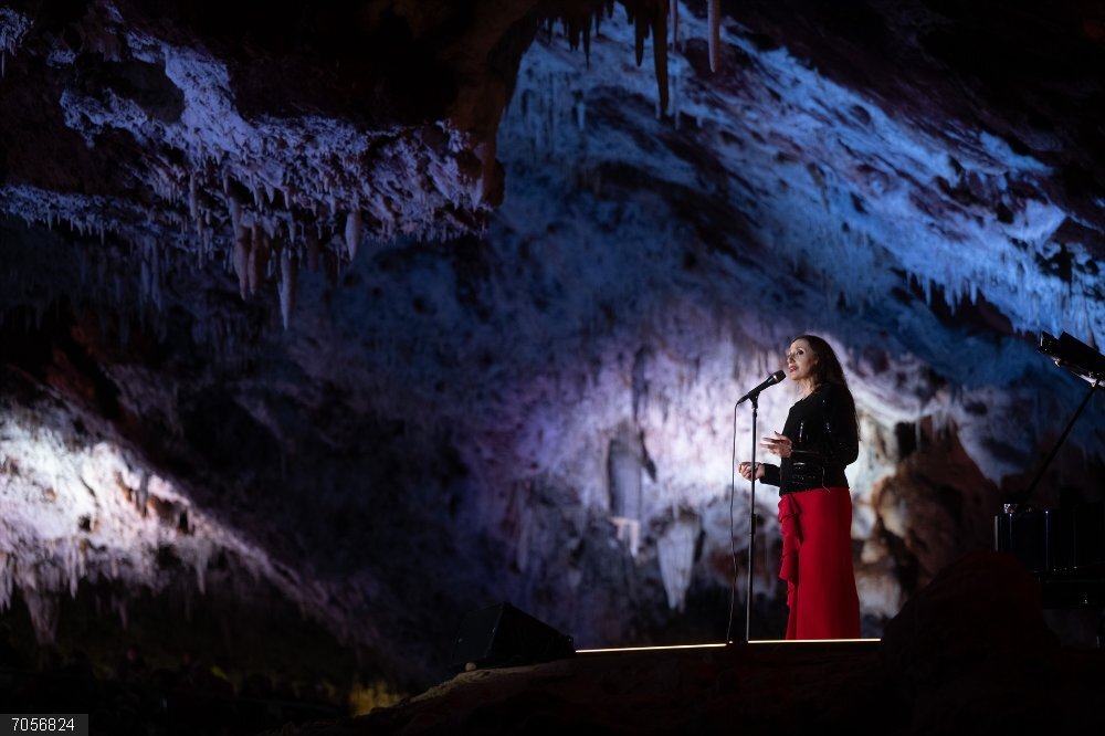 Luz Casal ofrece en El Soplao un espectáculo exclusivo cargado de sensaciones y emociones Luz Casal durante su concierto en El Soplao