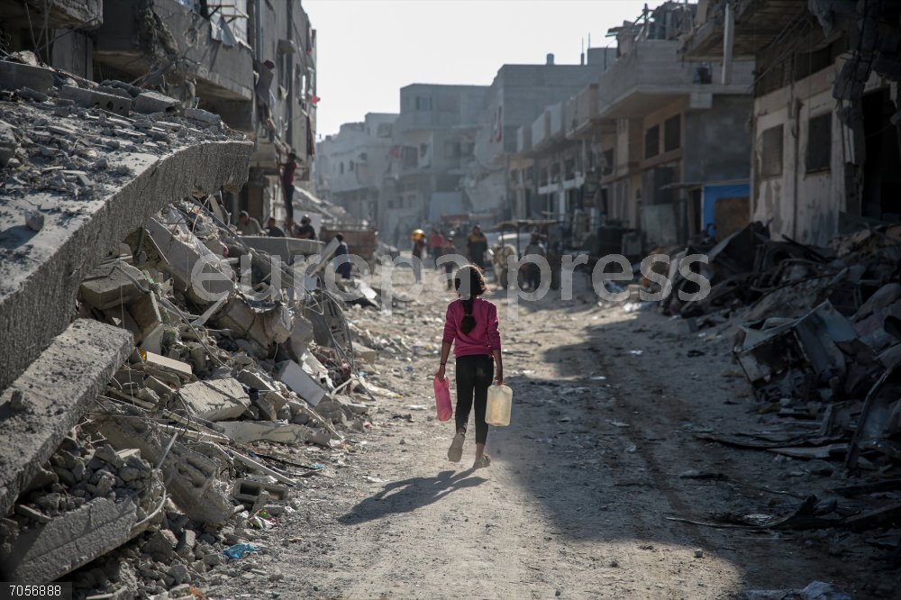 Israeli-Palestinian conflict - Jabalia 26 October 2025, Palestinian Territories, Jabalia: Palestinians try to survive after returning to their homes in Jabalia following a ceasefire agreement, trying to build a new life in the city destroyed by Israeli attacks, in Gaza City. Photo: Omar Ashtawy/APA Images via ZUMA Press Wire/dpa