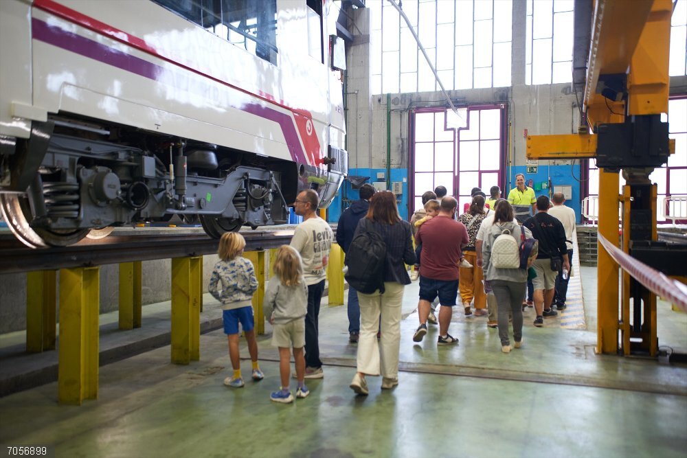 Renfe ha abierto este domingo al público su Base de Mantenimiento de València Font de Sant Lluís Renfe ha abierto este domingo al público su Base de Mantenimiento de València Font de Sant Lluís