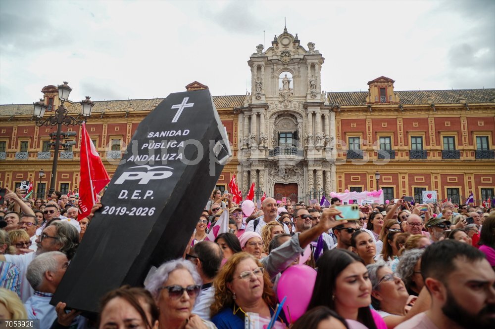Concentración de Amama en San Telmo para exigir mejoras en el cribado del cáncer de mama Imágenes de la concentración convocada por la asociación (Amama). A 26 de octubre de 2025 en Sevilla, Andalucía (España). La Asociación de Mujeres con Cáncer de Mama (Amama) convoca una concentración ante el Palacio de San Telmo para reclamar soluciones ante los fallos detectados en el programa andaluz de cribado del cáncer de mama y exigir una atención sanitaria más eficaz y transparente.