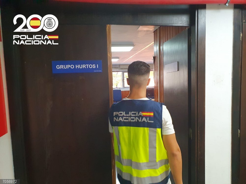 Sucesos.- Un detenido por robar efectos y joyas por valor de más de 7.000 euros en establecimientos de Palma Un agente de la Policía Nacional. Recurso.