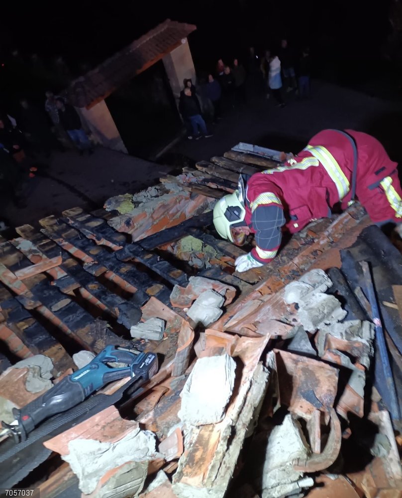 Bomberos extinguen un incendio en el tejado de una vivienda en Peñarrubia Bomberos extinguen un incendio en el tejado de una vivienda en Peñarrubia