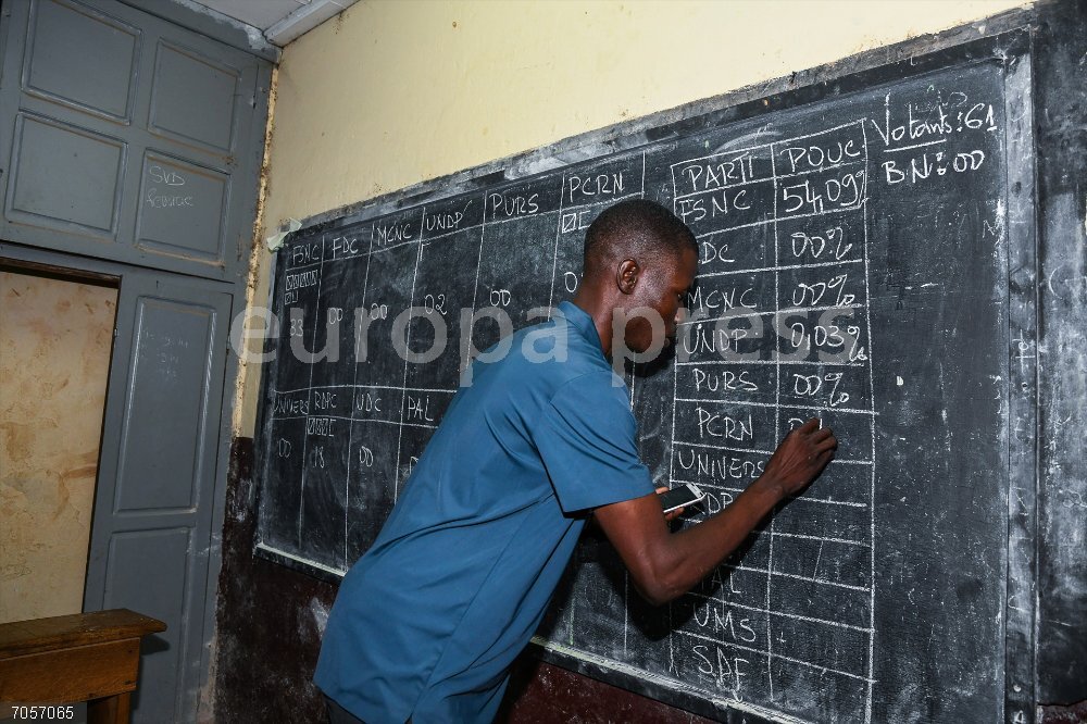 Camerún.- El opositor Issa Tchiroma Bakary no abandonará el país y vuelve a declararse vencedor de los comicios YAOUNDE, Oct. 13, 2025  -- An election official records ballot counts on a blackboard at a polling station in Yaounde, capital of Cameroon, on Oct. 12, 2025.
  Voting for Cameroon's presidential election ended on Sunday evening, with ballot counting now underway across the country. 
  Polling opened at 8:00 a.m. and closed at 6:00 p.m. local time, with more than eight million registered voters casting their ballots to choose the country's next president.
  According to Cameroon's Electoral Code, the Constitutional Council must announce the official results within 15 days.